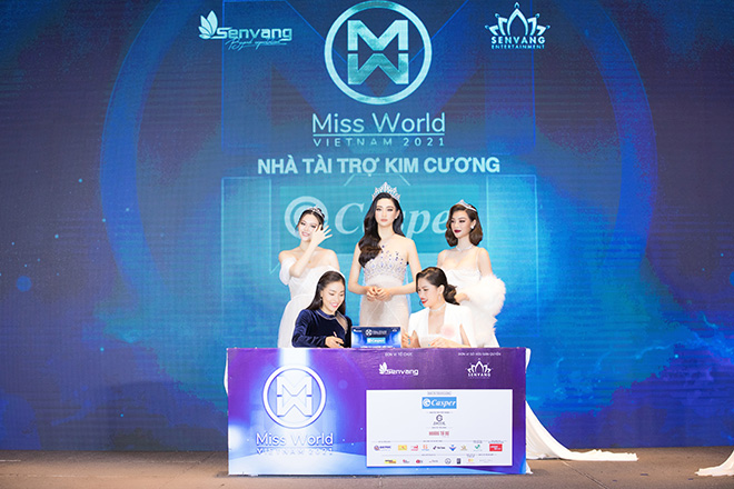 Bà Phạm Tâm Thanh - Giám đốc truyền thông Công ty cổ phần Casper Việt Nam ký kết hợp đồng cùng Trưởng BTC MWVN 2021 với sự chứng kiến của Top 3 MWVN 2019