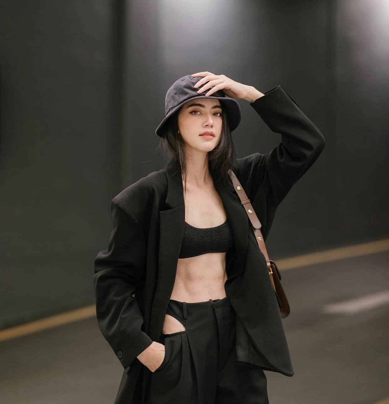 "Ma nữ đẹp nhất Thái Lan" khoe chiếc bụng đói chỉ 58cm, cơ múi gồ ghề nhờ nhịn ăn 16 tiếng - 1