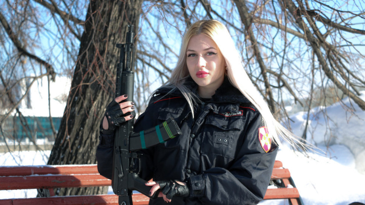 Nữ vệ binh quốc gia xinh đẹp nhất nước Nga nhận tin xấu từ tòa án