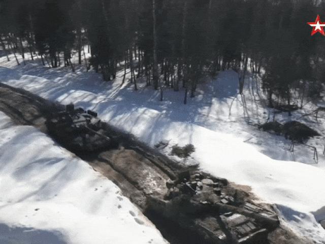 Media - Xem dàn tăng T-80 vượt chướng ngại vật, tiêu diệt mục tiêu