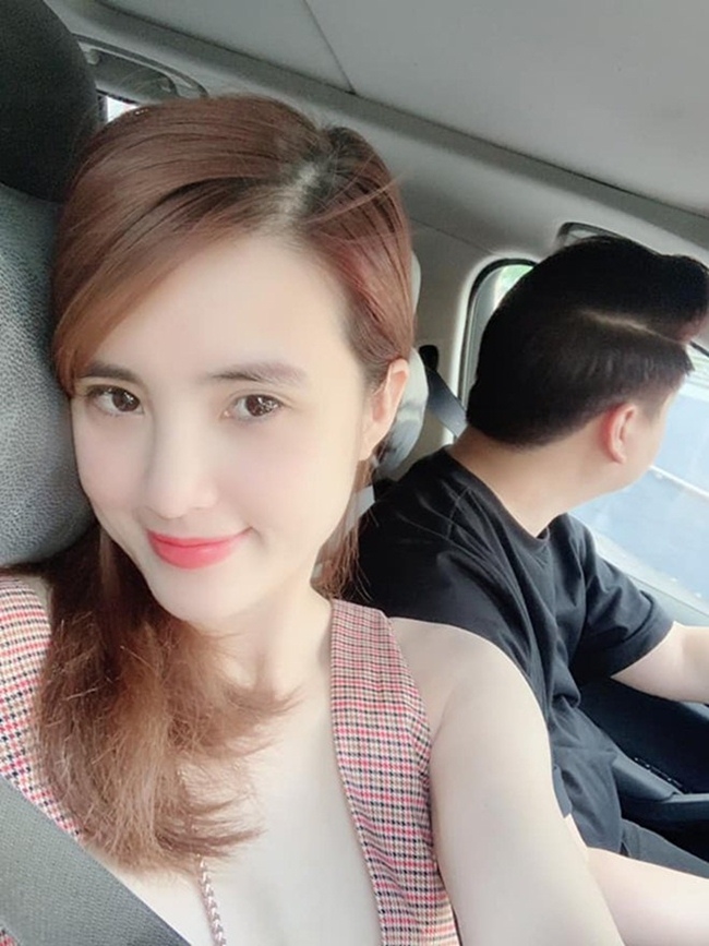 Sau cuộc hôn nhân đầu thất bại, Khánh Chi hiện đang có cuộc sống hạnh phúc với bạn trai người Singapore. Tuy nhiên, cựu hot girl không công khai danh tính cũng như ảnh chụp cận mặt bạn trai.
