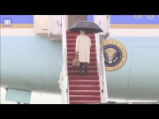 Thế giới - Video: Ông Biden &quot;lại gặp chuyện&quot; khi bước lên cầu thang chuyên cơ Không lực Một