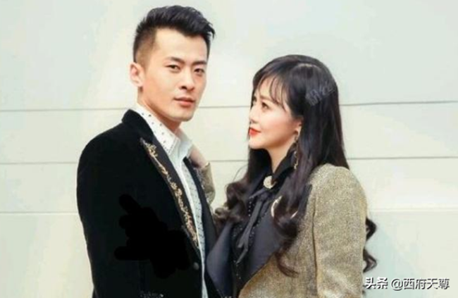 Đám cưới của Xinba từng gây xôn xao, có thông tin nói anh đã chi 7-10 triệu USD để mời 42 người nổi tiếng đến dự. Lễ cưới cũng hút 700 triệu lượt xem trên Weibo.
