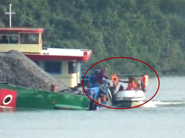 Tin tức trong ngày - Cận cảnh nhét tiền vào sổ khi trình cho CSGT, TTGT