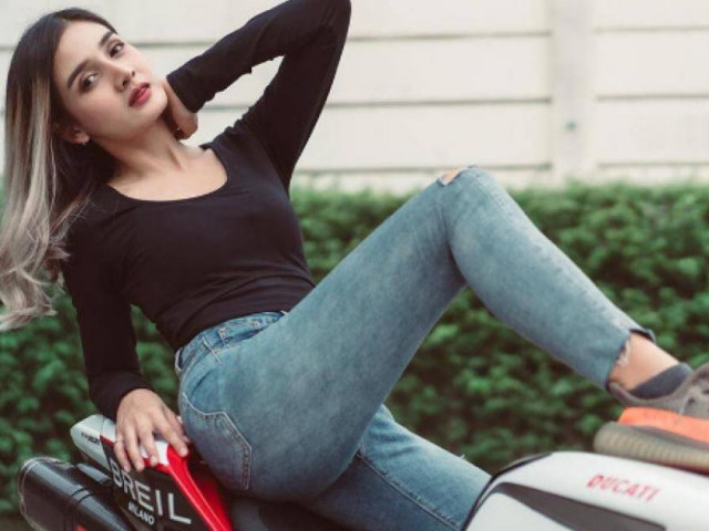Xe máy - Xe đạp - Người đẹp khoe đường cong quyến rũ bên siêu mô tô Ducati