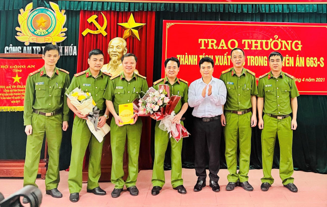 Ông Trịnh Huy Triều, Chủ tịch UBND TP Thanh Hóa, tặng hoa, trao thưởng cho ban chuyên án
