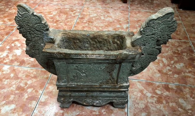 Bát hương cổ bằng đá có niên đại hàng trăm năm bị đánh cắp trước khi Phòng CSHS, CATP Hà Nội điều tra, thu hồi lại