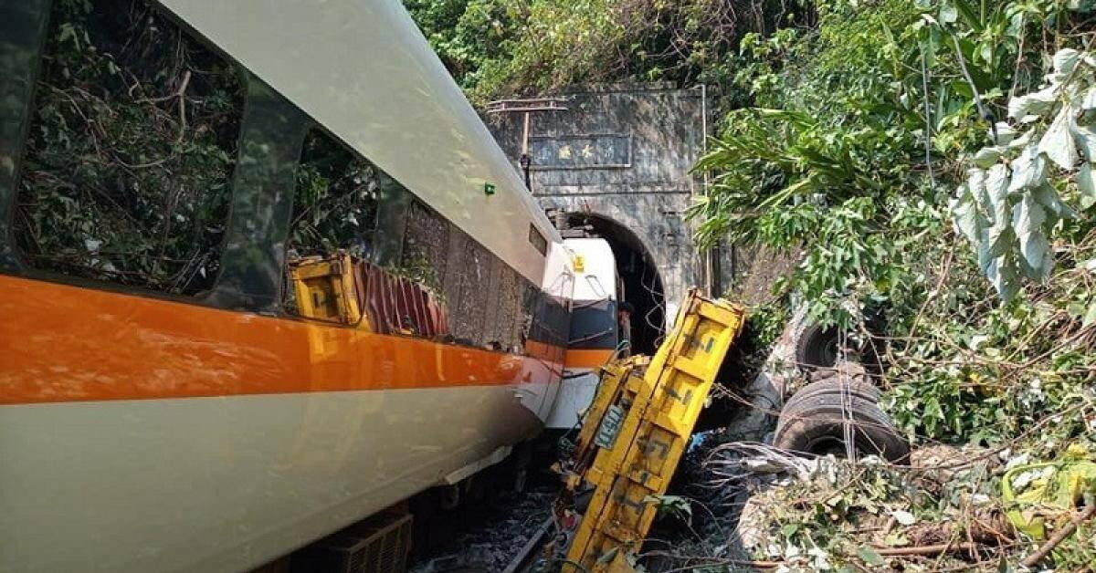 Thế giới - Tàu điện trật bánh khi đang chạy vào hầm, thương vong rất lớn ở Đài Loan