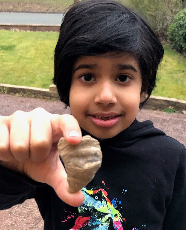 Cậu bé Siddak Singh Jhamat, 6 tuổi phát hiện san hô cổ xưa hiếm có.