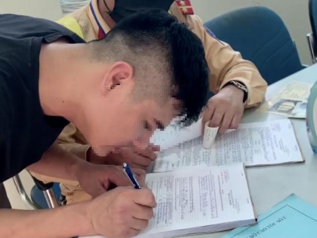 Tin tức trong ngày - Phạt 17 triệu đồng, tước GPLX tài xế xe tải đi ngược chiều trên cao tốc Nội Bài-Lào Cai