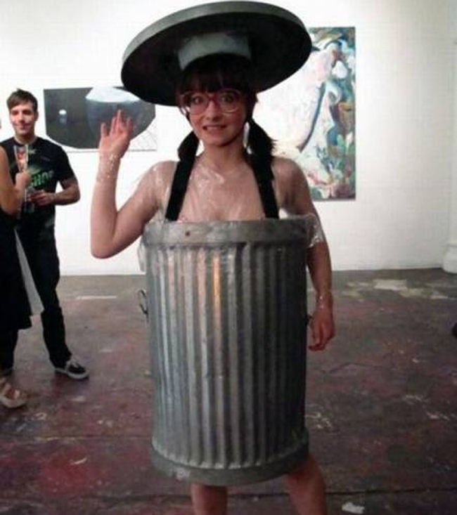 Các anh có dám ra đường cùng em như thế này không?
