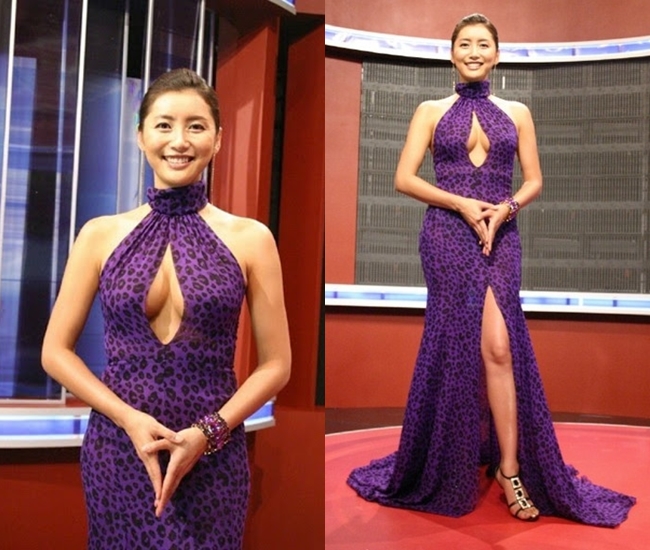 Hoa hậu, MC Han Sung Joo xuất hiện với chiếc váy dáng cổ yếm "toang" ở ngực đồng thời xẻ đùi gợi cảm.
