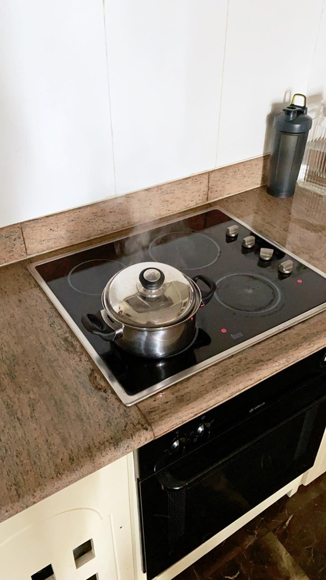 Khu vực bếp được bài trí gọn gàng, tiện lợi, không quá rườm rà.
