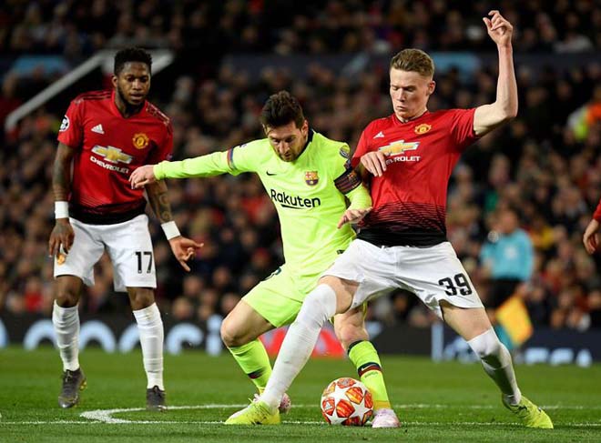 Messi tranh chấp với McTominay năm 2019