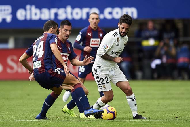 Real Madrid (áo trắng) hướng đến chiến thắng trước Eibar