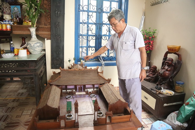 Chủ nhân của tác phẩm là ông Phan Lạc Hùng (67 tuổi). Ông Hùng sinh ra và lớn lên trong ngôi làng có nghề gỗ truyền thống, bản thân ông cũng là một người thợ mộc có kinh nghiệm hơn 50 năm gắn bó theo nghề.