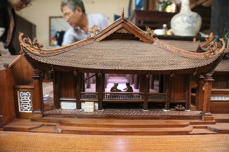 Chính vì lý do này đã thôi thúc ông lên ý tưởng chế tác một ngôi đình làng bằng gỗ thu nhỏ, lấy nguyên bản kiến trúc, thiết kế từ ngôi đình làng Hữu Bằng.