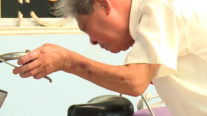 Ông lão Sơn Tây dùng cách lạ "đánh bay" đau lưng, mỏi gáy, nhức ngón tay - 2