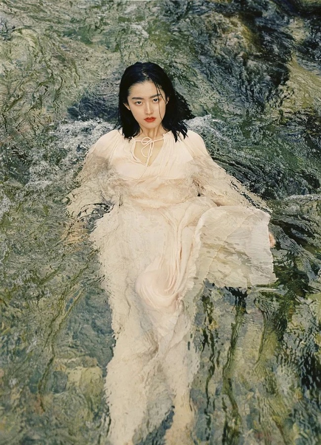 Ying Ning được người hâm mộ ưu ái gọi với danh xưng "nữ thần tắm suối" và trở nên nổi tiếng chỉ sau một đêm.
