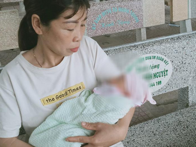 Tin tức trong ngày - Bé trai sơ sinh bị bỏ rơi cùng lời nhắn "Mẹ xin lỗi con"