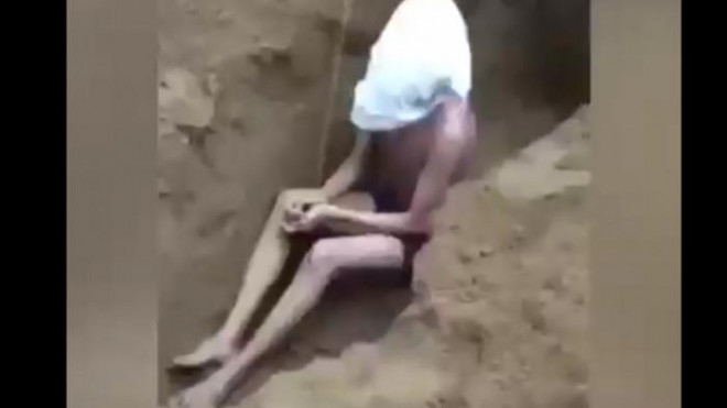 Cảnh tượng nam thanh niên bị đánh đập đào hố, đe dọa chôn sống
