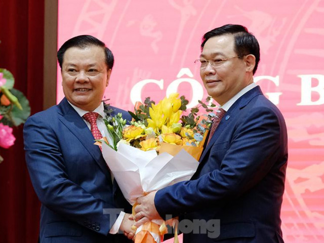 Tin tức trong ngày - Toàn cảnh lễ trao Quyết định cho Tân Bí thư Thành uỷ Hà Nội Đinh Tiến Dũng