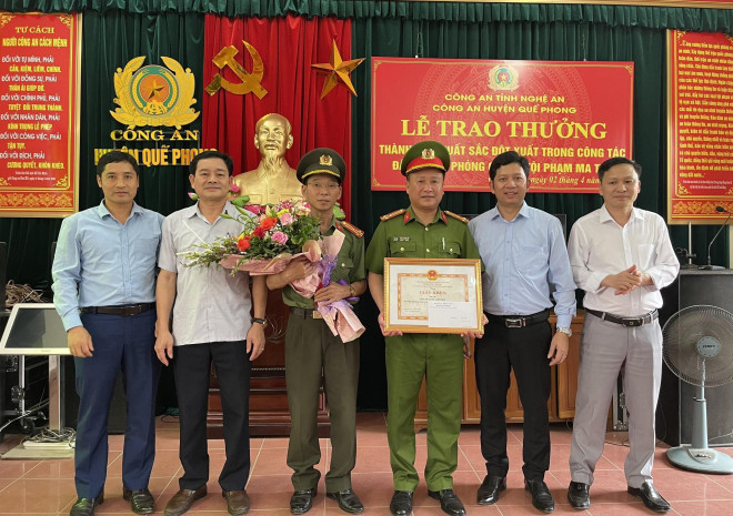 UBND huyện Quế Phong khen thưởng Công an huyện Quế Phong.