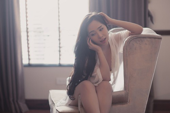 Nhiều người còn đặt nghi vấn người đẹp có diện nội y hay không vì góc chụp gây ảo giác này. Kỳ thực, chỉ cần một chút tạo kiểu, Quỳnh Nga vẫn đủ sức mang tới một bức hình làm nhiều người tò mò mà không hề phản cảm.
