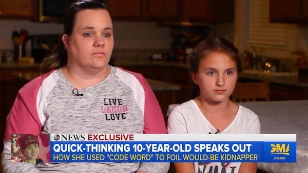 Cô bé Maddision Raines và mẹ Brenda James kể lại câu chuyện về kẻ lạ mặt từng có ý định tiếp cận. Ảnh: GMA 