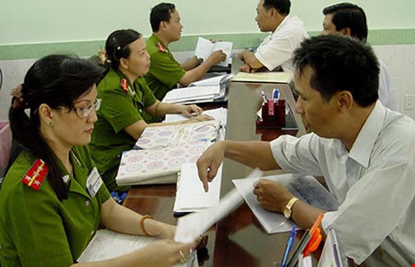 Người dân làm thủ tục đăng ký thường trú, tạm trú tại cơ quan công an (ảnh minh họa)