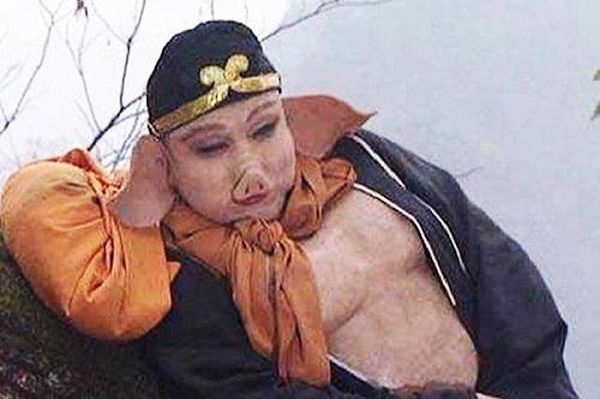 Sau khi bị đày xuống hạ giới, đầu thai làm lợn, Trư Bát Giới đã cắn chết mẹ ruột và giết hại cả đàn lợn. 