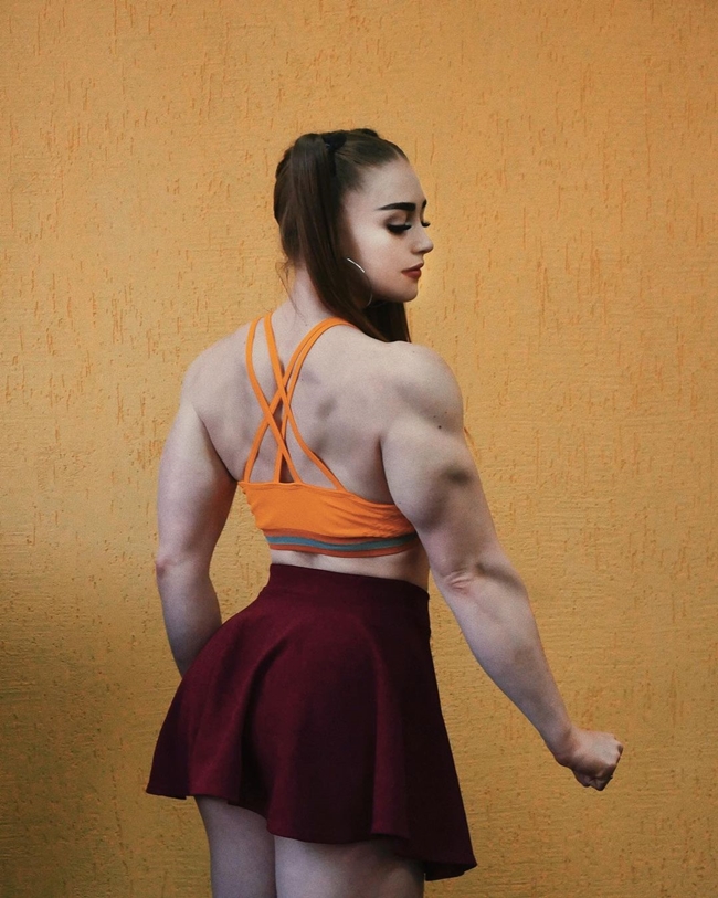 Julia Vins được nhận xét là một trong số vận động viên thể hình xinh đẹp, khiến nam giới 'vừa yêu vừa sợ'. 
