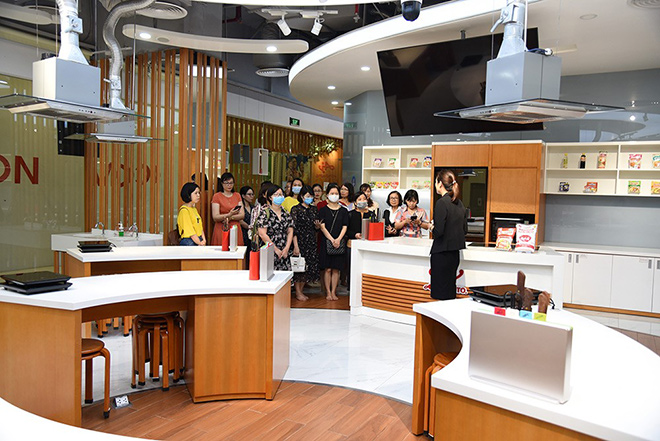 Các cán bộ và học viên tham quan Bảo tàng thông tin và Trung tâm hướng dẫn thực hành nấu ăn Ajinomoto Cooking Stutio