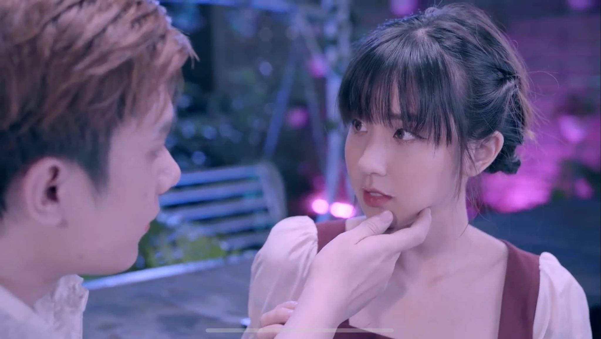 2 hot girl xinh đẹp xuất hiện trong MV mới gây xúc động của Nhật Phong - 1