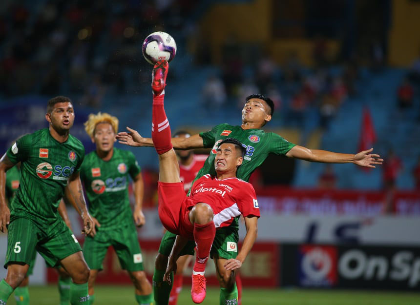 Vũ Minh Tuấn (áo đỏ) ghi bàn mở ra chiến thắng cho Viettel tại vòng 7
