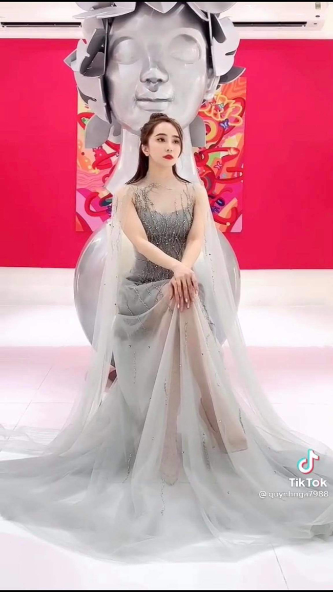 Khi đi dự đám cưới, Quỳnh Nga đưa ra gợi ý cho fan với bộ trang phục sang chảnh hết nấc để đi ăn cưới... người yêu cũ.

