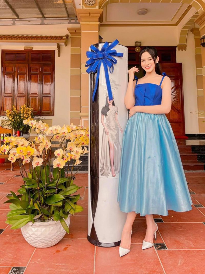 Cứ nghĩ Hoa hậu Đỗ Thị Hà chỉ yêu gam màu nóng nhưng khi lên đồ sắc lạnh cũng rất bắt mắt - 7