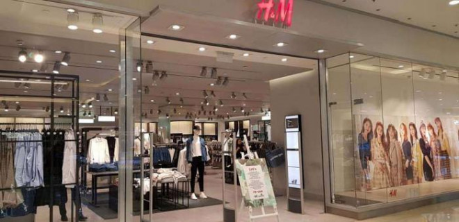 Ghi nhận tại Store H&amp;M Royal City, khách hàng tham quan gian hàng thời gian H&amp;M vắng hơn so với các cửa hàng xung quanh. Nhân viên ở đây cũng từ chối một cách thẳng thắn khi trao đổi có liên quan đến “phốt” của nhãn hàng.