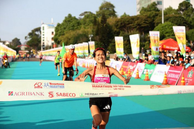 Hồng Lệ giành HCV nội dung Marathon nữ (42,195 km) tại Giải vô địch toàn quốc Marathon và cự ly dài Báo Tiền Phong 2021. Ảnh: Phạm Hoàng