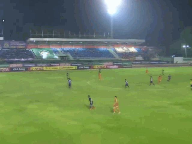 Media - Clip: Tung ra cú sút từ cự ly 55 mét, cầu thủ đưa cả thủ môn vào lưới