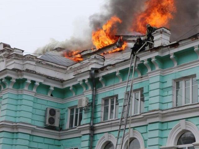 Media - Video: Bác sĩ vẫn tiếp tục ca mổ dù bệnh viện đang phải sơ tán vì hỏa hoạn