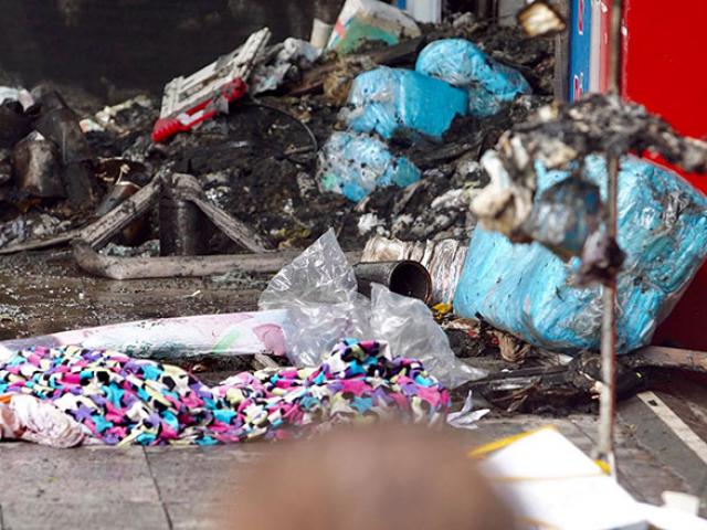 Tin tức trong ngày - Vụ cháy 4 người chết ở Hà Nội: “Mẹ ôm con gái 10 tuổi vào trong lòng... ”