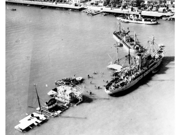 Những con tàu bị đánh đắm để chặn hoàn toàn hướng di chuyển ở kênh đào Suez năm 1956.