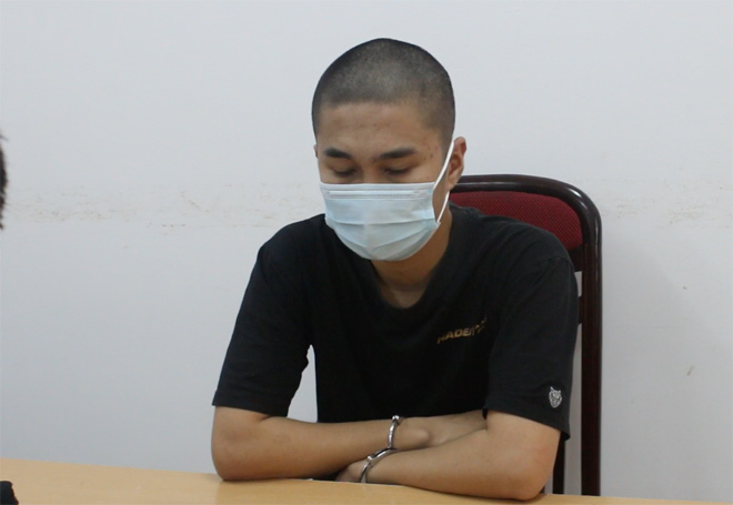 Nguyễn Bảo Tuấn tại trụ sở công an.