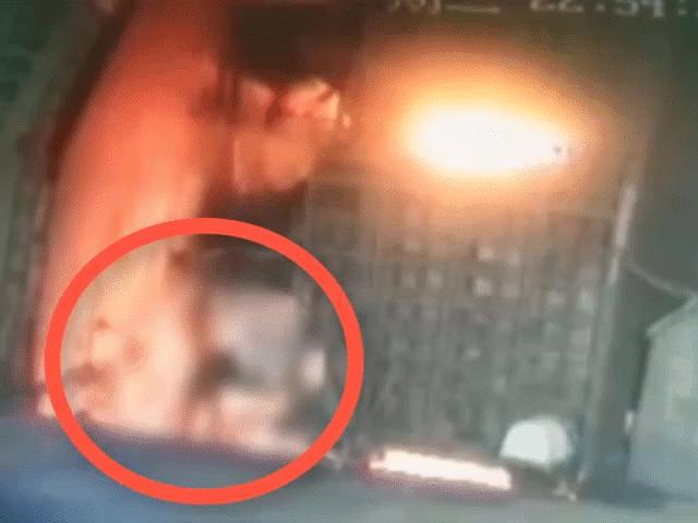 Thế giới - NÓNG nhất tuần: Đau lòng vụ công nhân nhảy vào lò luyện thép nóng chảy ở TQ