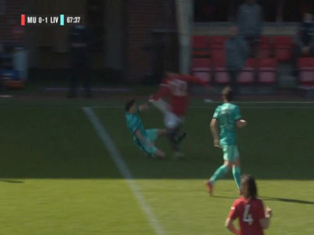 Bóng đá - SAO U18 Liverpool xoạc bóng ác hiểm triệt hạ cầu thủ MU, bị đuổi ngay lập tức