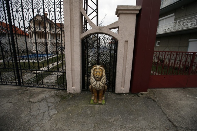 Ở ngoài cổng có gắn tên chủ sở hữu của từng căn biệt thự, chủ nhân xây dựng tượng sư tử, ngựa, chim chóc... rất công phu. 
