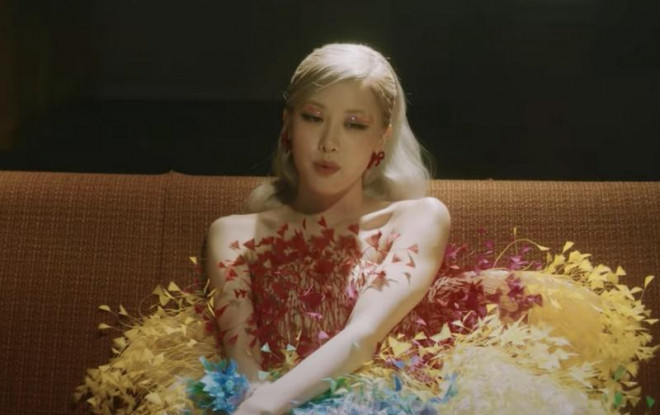 Rosé tiếp tục mặc váy của Công Trí trong MV &#34;Gone&#34;, lần này là một thiết kế 7 sắc cầu vồng - 1