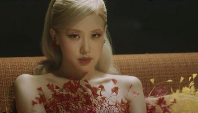 Rosé tiếp tục mặc váy của Công Trí trong MV &#34;Gone&#34;, lần này là một thiết kế 7 sắc cầu vồng - 3