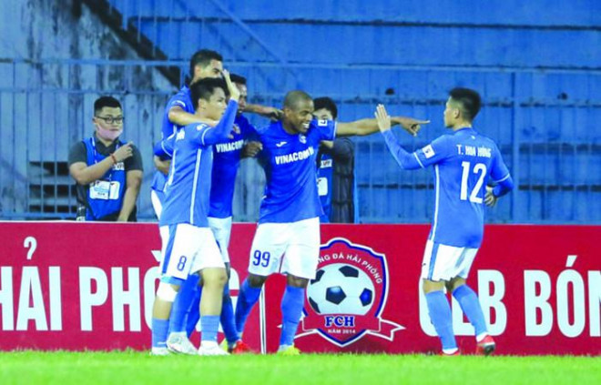 Các cầu thủ ăn Than Quảng Ninh ăn mừng bàn vào lưới Hải Phòng tại vòng 6 V-League 2021. Ảnh: VPF